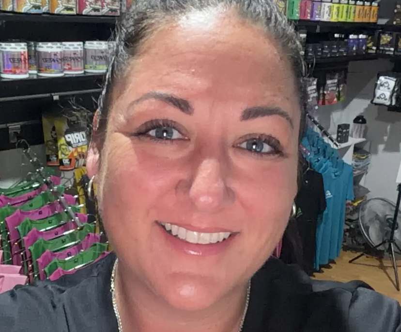Vanessa (45), $500, Non-smoker, Have pets, and No children