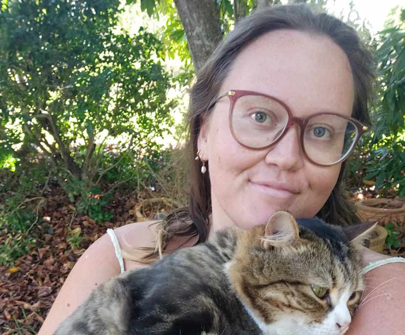 Ella (28), $250, Non-smoker, Have pets, and No children