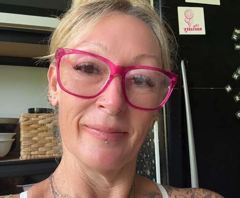 Jo (56), $500, Non-smoker, Have pets, and No children