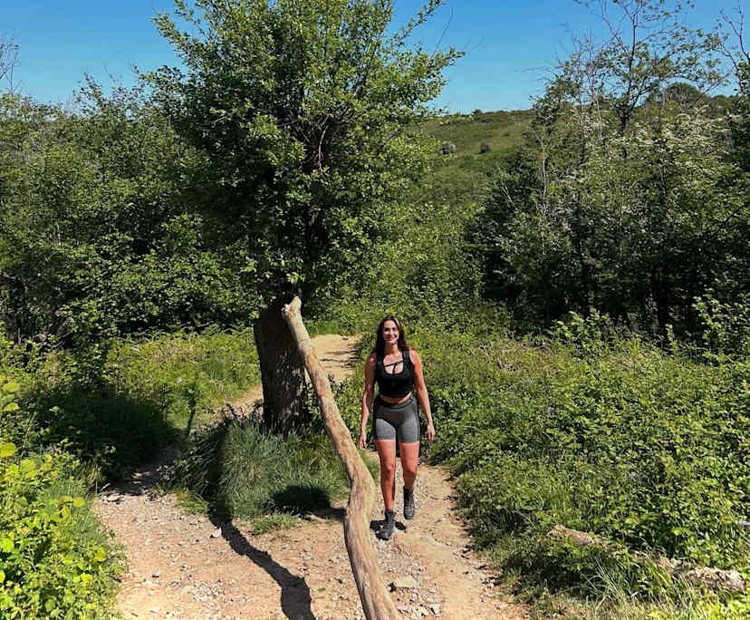 Sinead (26), $400, Non-smoker, No pets, and No children