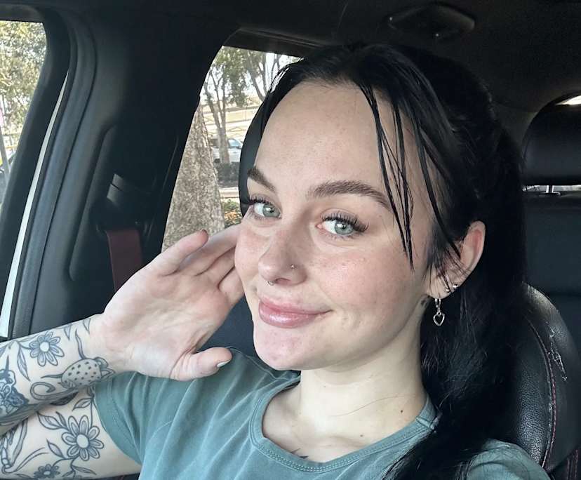 Chloe (23), $280, Non-smoker, Have pets, and No children