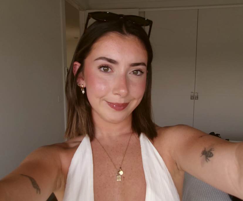 Eva (19), $300, Non-smoker, Have pets, and No children