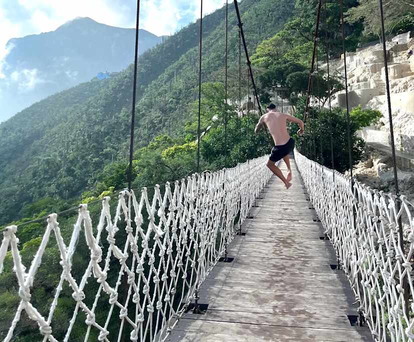 Tom (24), $300, No pets, Non-smoker, and No children