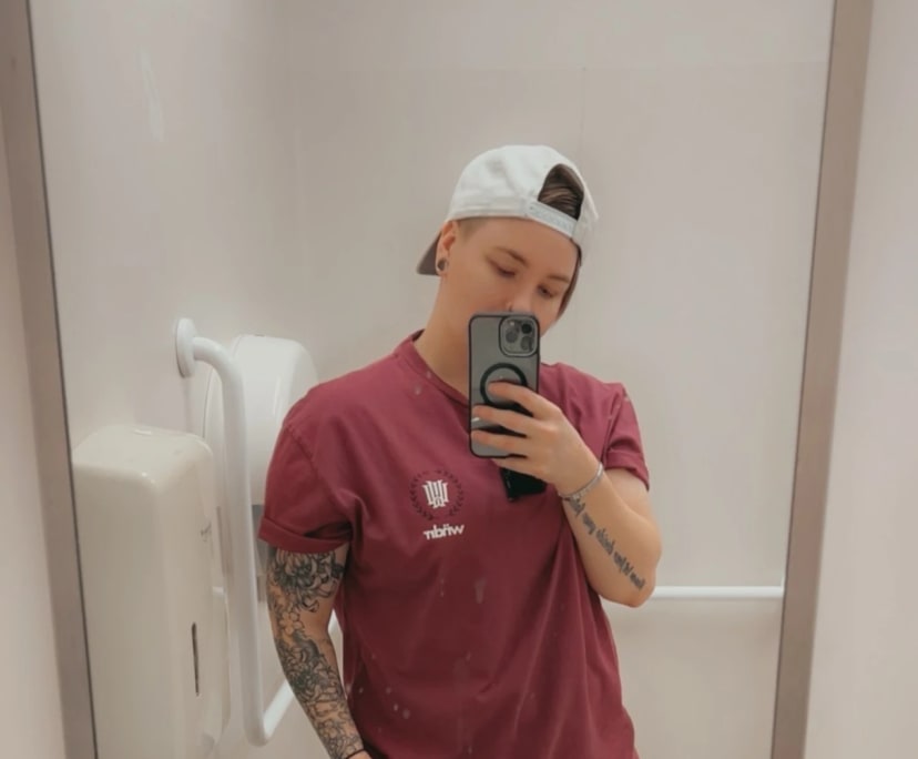 Holly (28), $250, LGBTQIA+, Non-smoker, Have children, and No pets