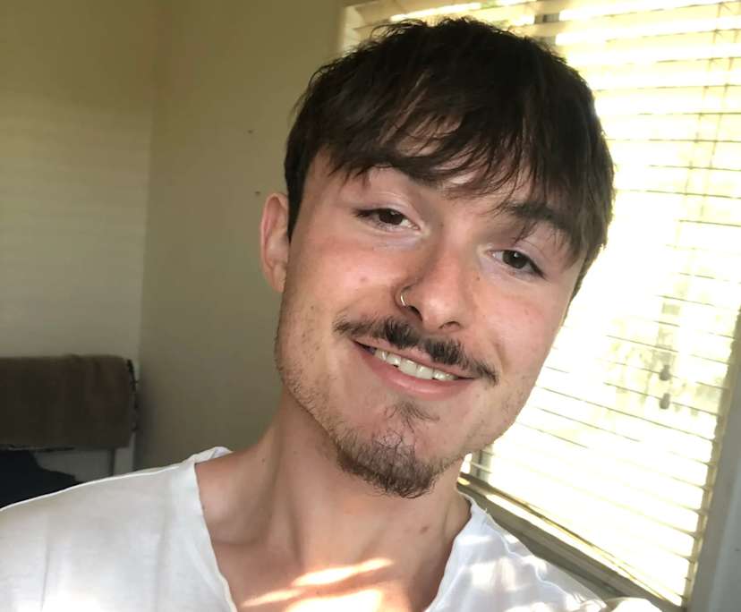 Caleb (21), $330, LGBTQIA+, Non-smoker, Have pets, and No children