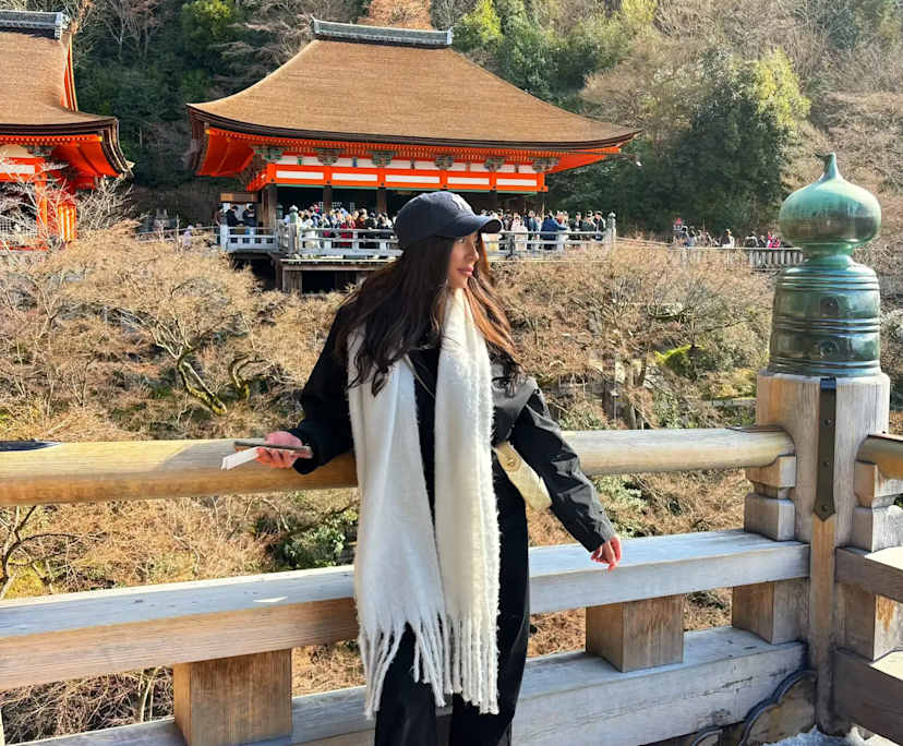 Alyssa (25), $650, Non-smoker, Have pets, and No children