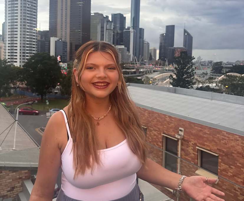 Lois (23), $400, No pets, Non-smoker, and No children