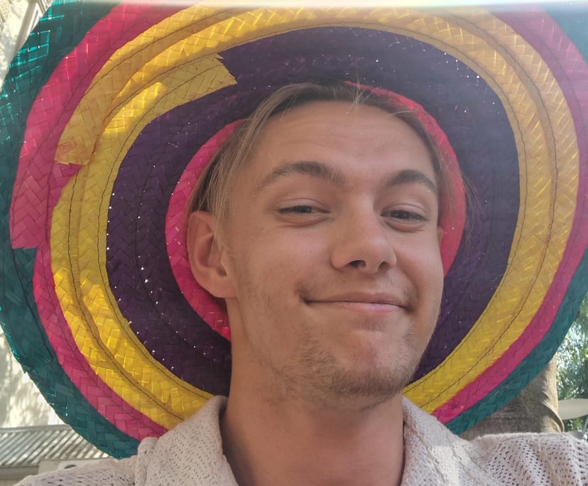 Hayden (22), $300, Non-smoker, No pets, and No children