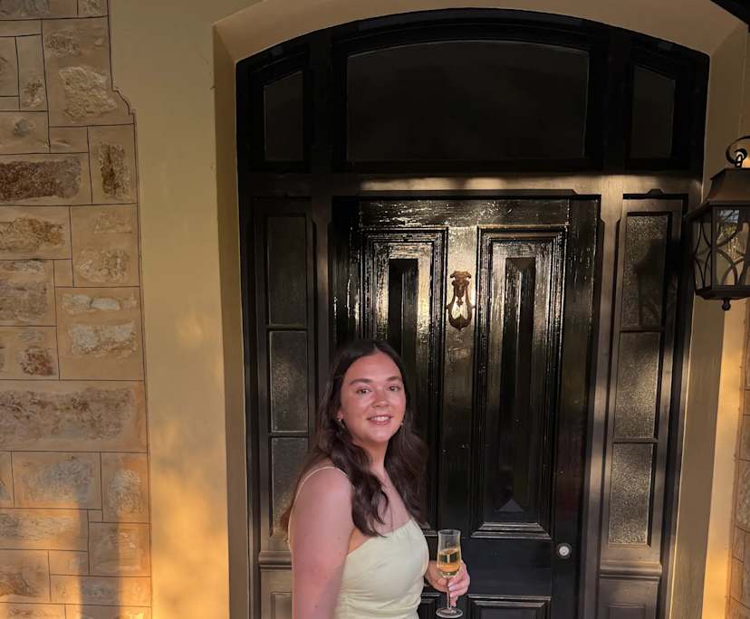 Freya (22), $300, Non-smoker, No pets, and No children