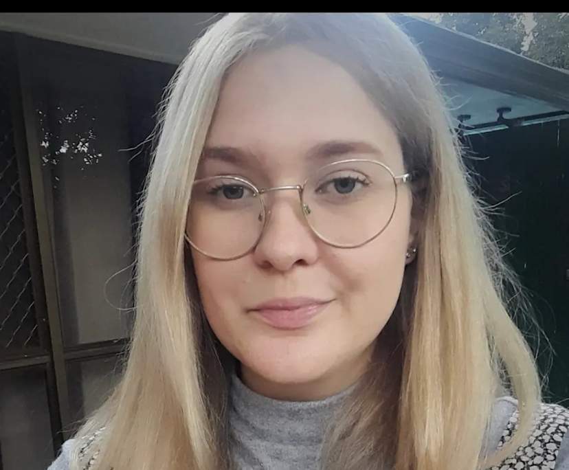 Anna (28), $350, No pets, No children, and Non-smoker