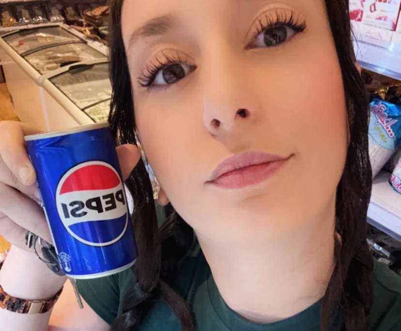 Antonia (30), $450, Non-smoker, Have pets, and No children