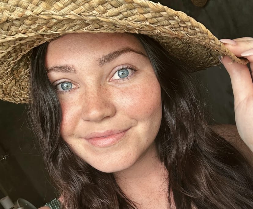 Amelia (27), $400, No pets, Non-smoker, and No children