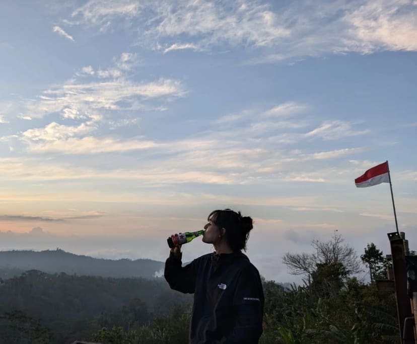 Ashleigh (26), $260, Non-smoker, No pets, and No children