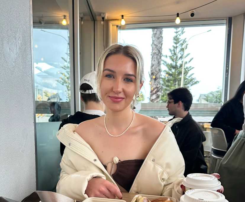 Tia (25), $260, Non-smoker, Have pets, and No children