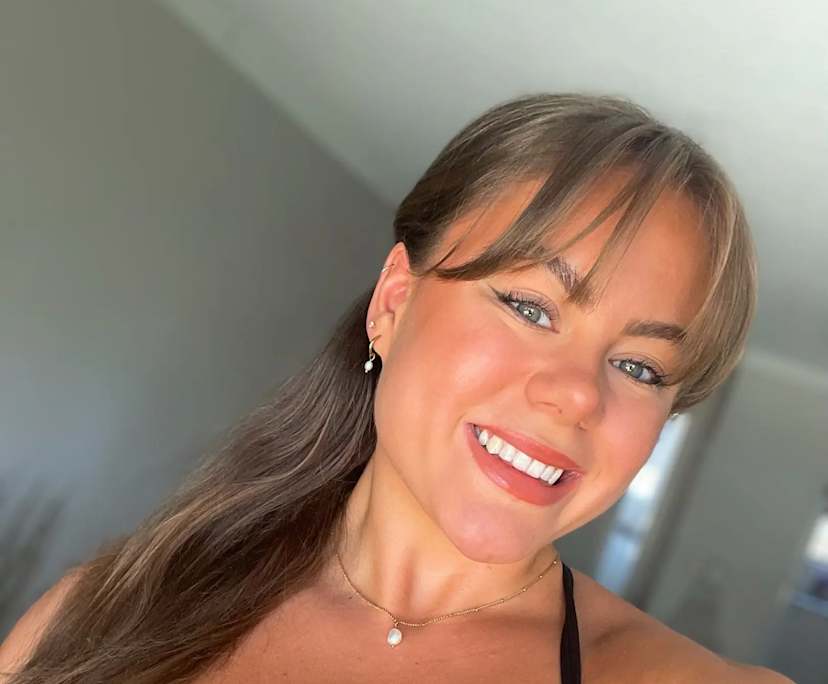 Emma (26), $450, Non-smoker, No pets, and No children