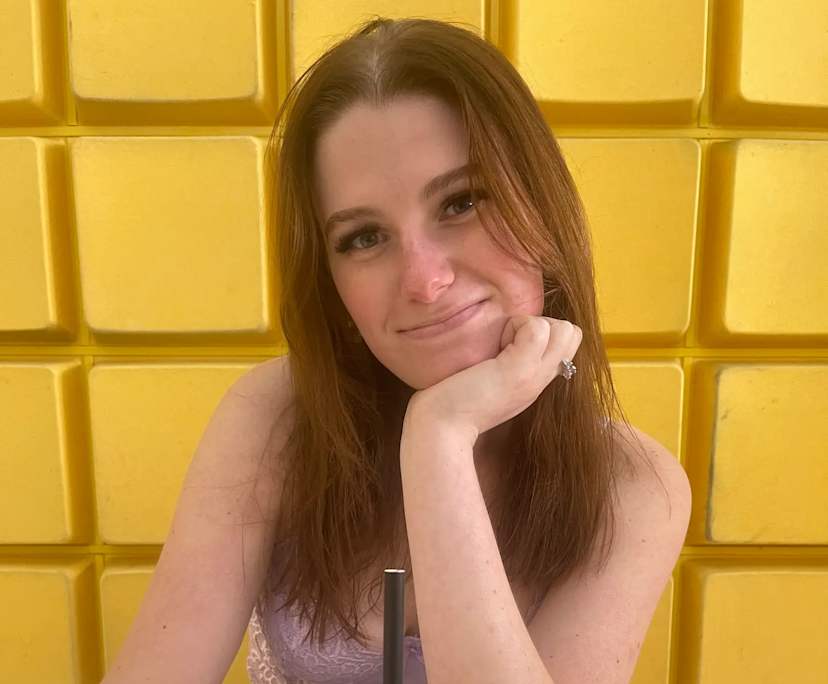 Amelia (25), $400, Non-smoker, Have pets, and No children