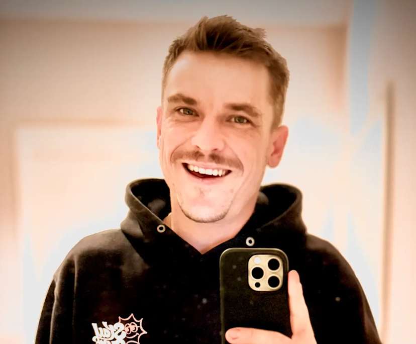 Mitch (32), $450, Non-smoker, No pets, and No children