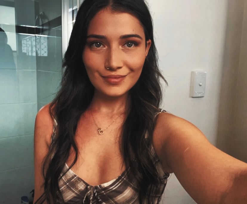 Sophia (27), $400, Non-smoker, Have pets, and No children