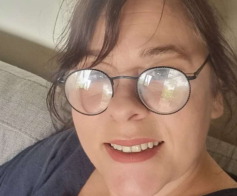 Michelle (40), $300, Non-smoker, Have pets, and No children