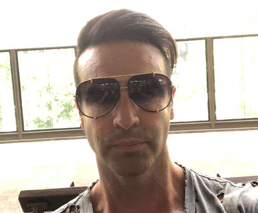 Brendan (33), $350, Non-smoker, Have pets, and No children