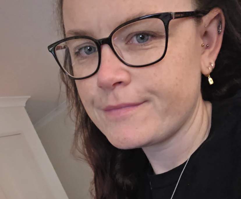 Danielle (33), $500, Non-smoker, Have pets, and No children