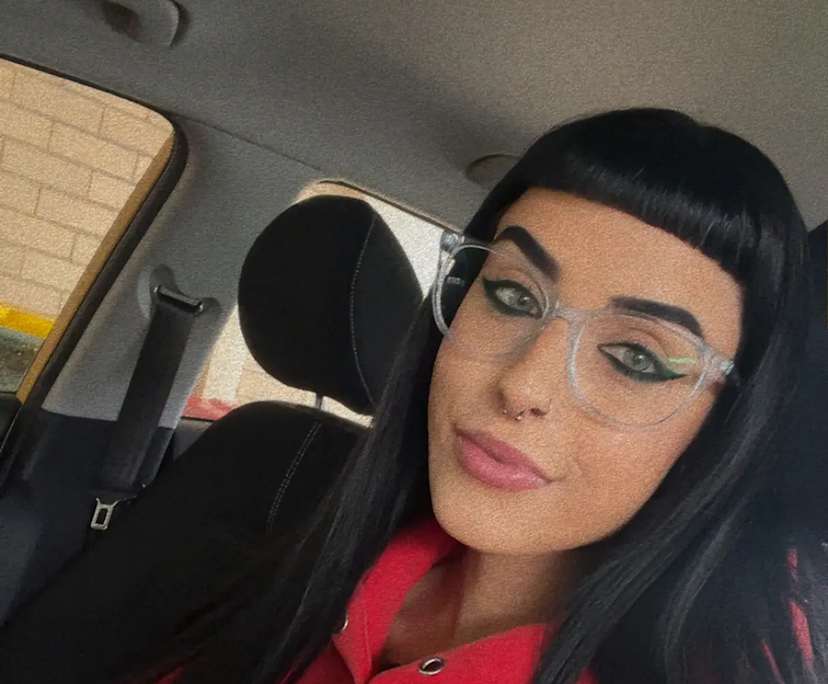 Stephanie (35), $400, Have pets, Non-smoker, and No children