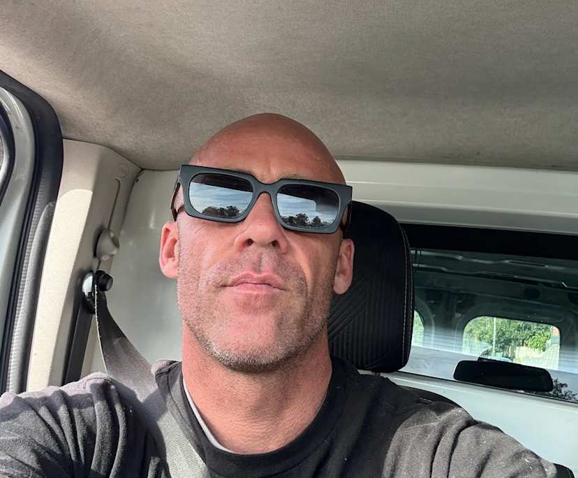 Scott (43), $500, Non-smoker, Have pets, and No children