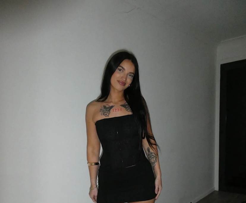 Tia (24), $270, Non-smoker, Have pets, and No children