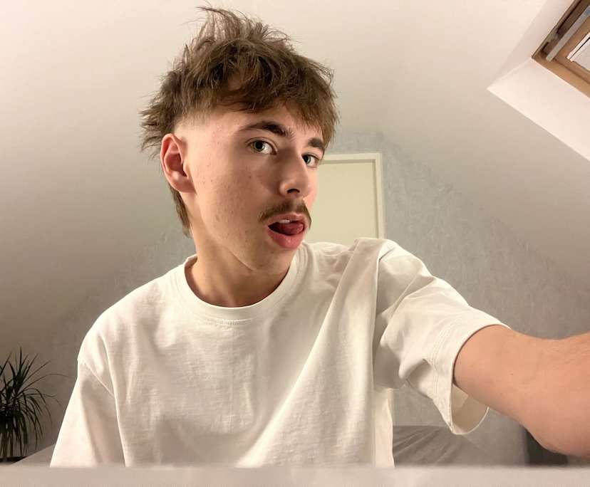 Roomet (19), $310, LGBTQIA+, Non-smoker, No pets, and No children
