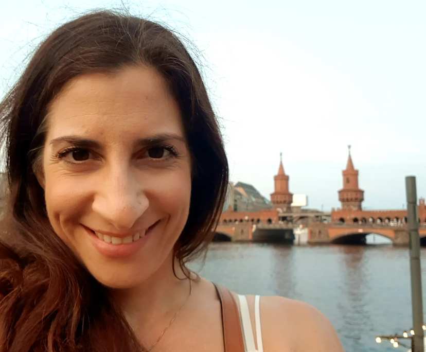 Nina (45), $550, Non-smoker, Have pets, and No children