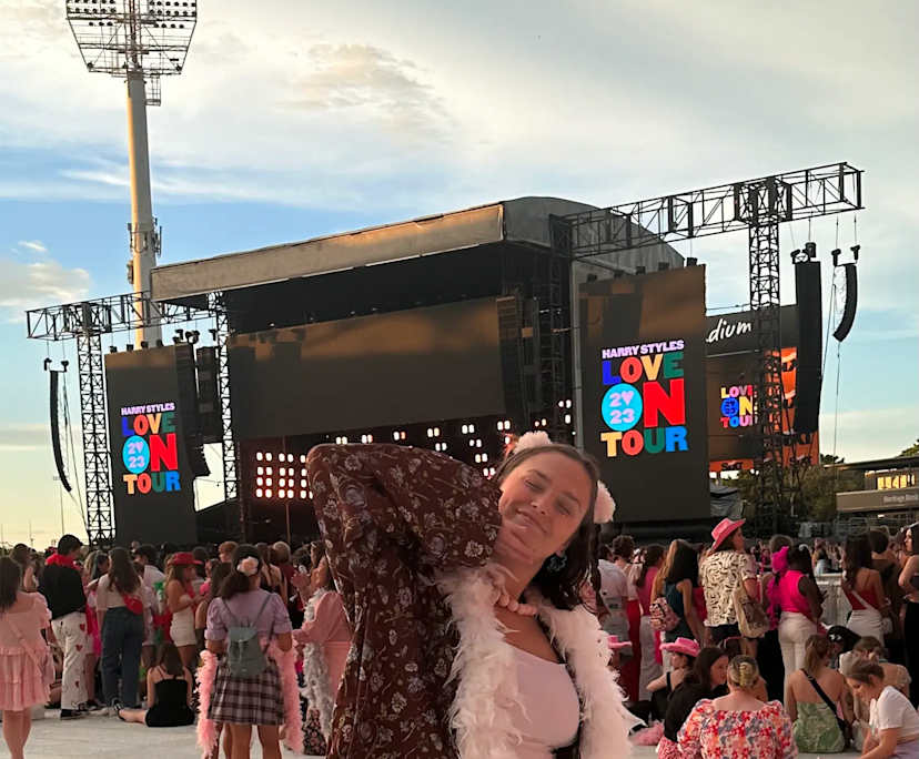 Eliza (24), $230, LGBTQIA+, Non-smoker, No pets, and No children