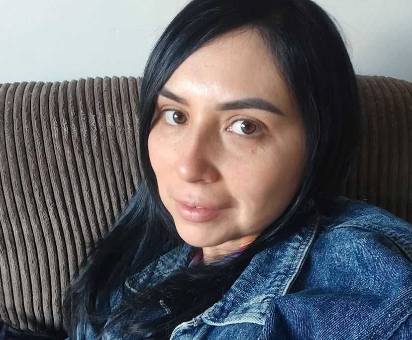 Angela Mullahy (33), $200, Non-smoker, Have pets, and Have children