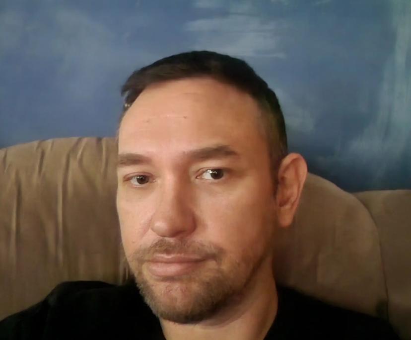 Jonathon (43), $500, Non-smoker, Have pets, and No children