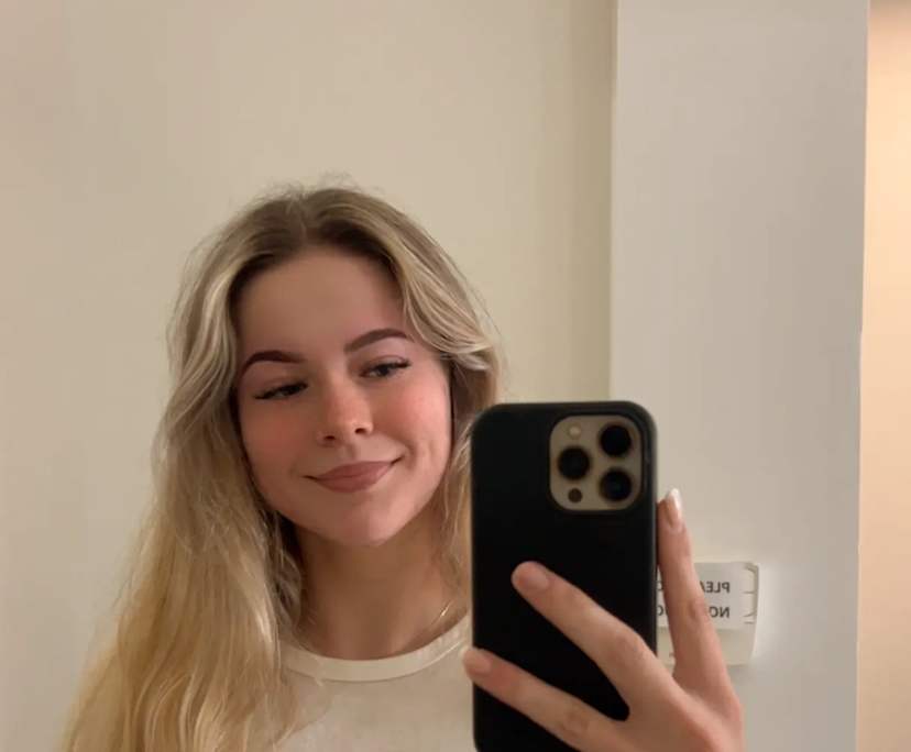 Caitlin (23), $425, Non-smoker, Have pets, and No children