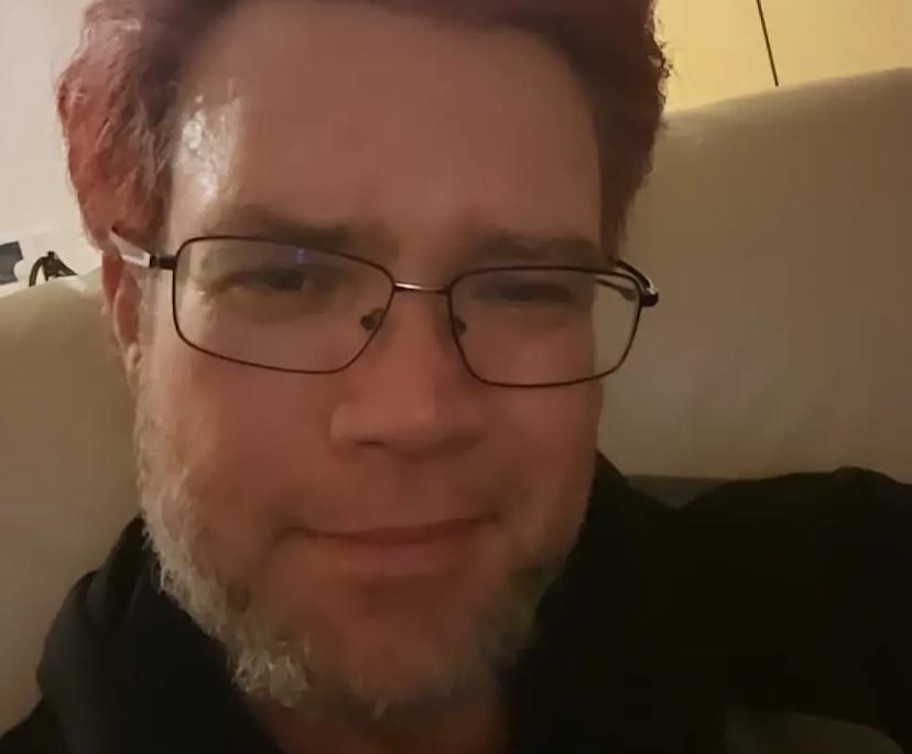 Chris (47), $320, Smoker, No pets, and No children