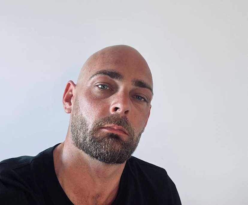 Jonathon (34), $600, Smoker, No pets, and No children