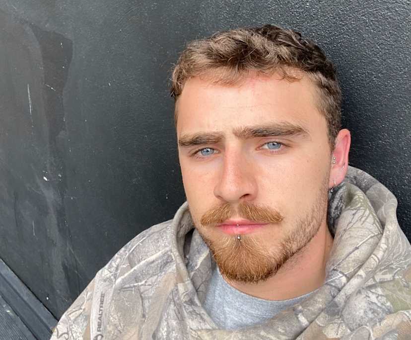 Ross (27), $400, LGBTQIA+, Non-smoker, No pets, and No children