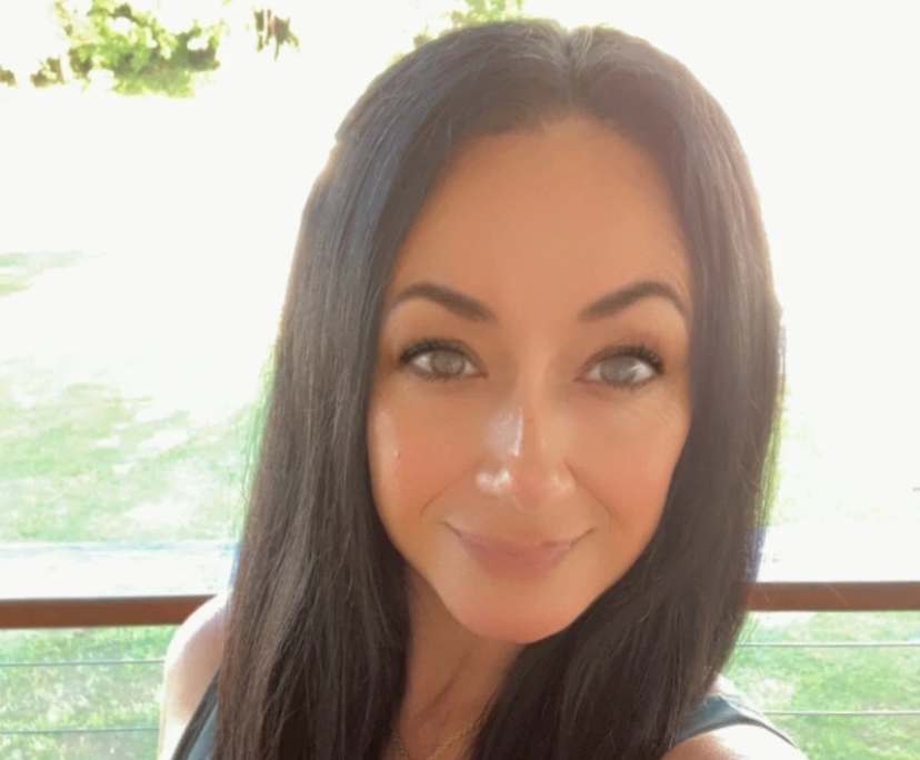 Natalie (49), $450, Non-smoker, Have pets, and No children