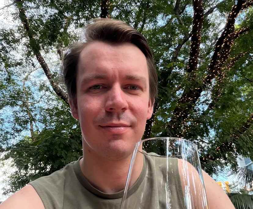 Oliver (31), $300, LGBTQIA+, Non-smoker, No pets, and No children