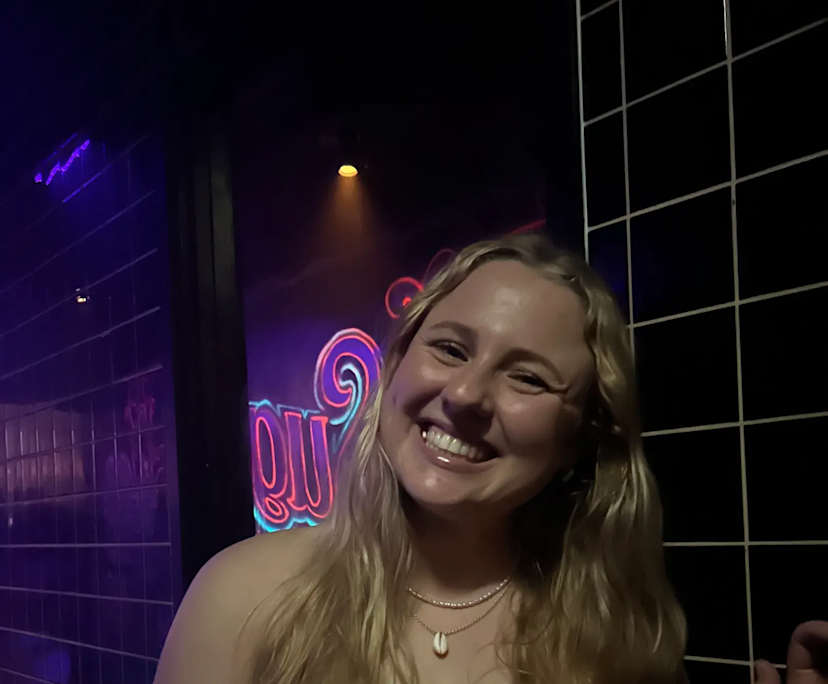 Annalise (20), $300, Non-smoker, No pets, and No children