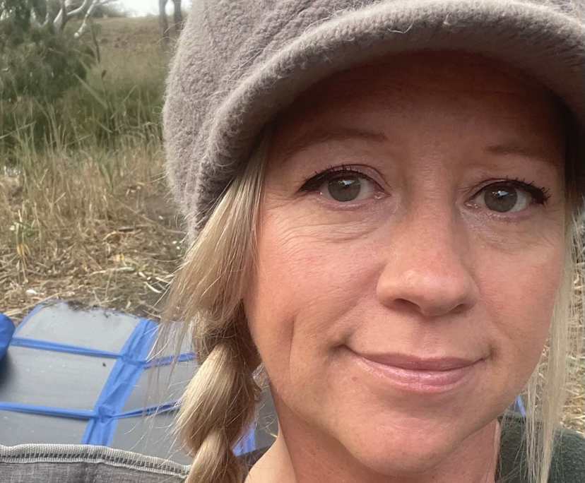 Kat (45), $250, Smoker, Have children, and No pets