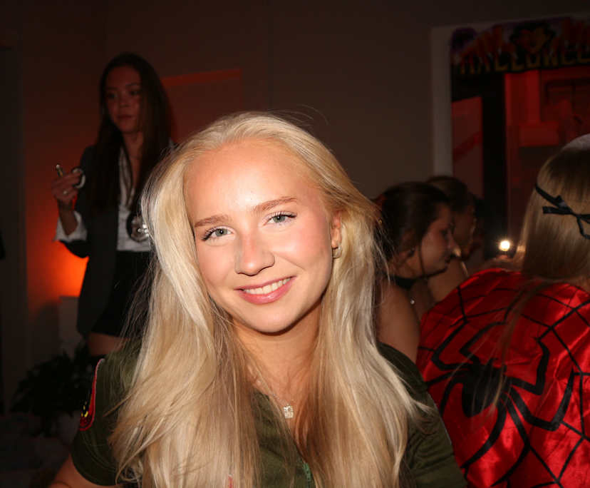 Celina Zimmer (22), $300, Have children, Non-smoker, Have pets, and No children