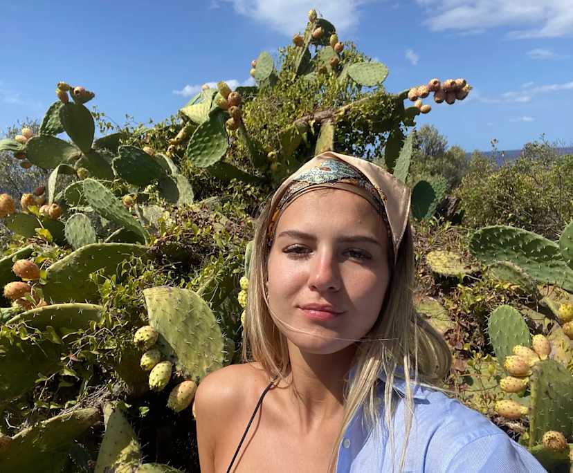 Sofia (25), $350, Non-smoker, No pets, and No children