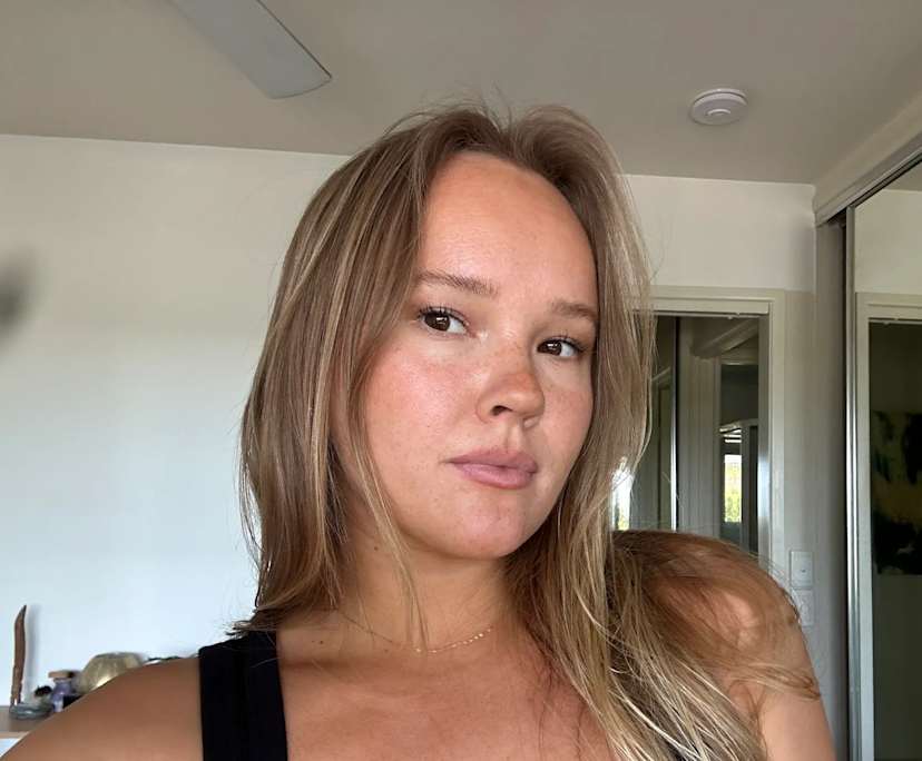 Oona (29), $320, Non-smoker, No pets, and No children