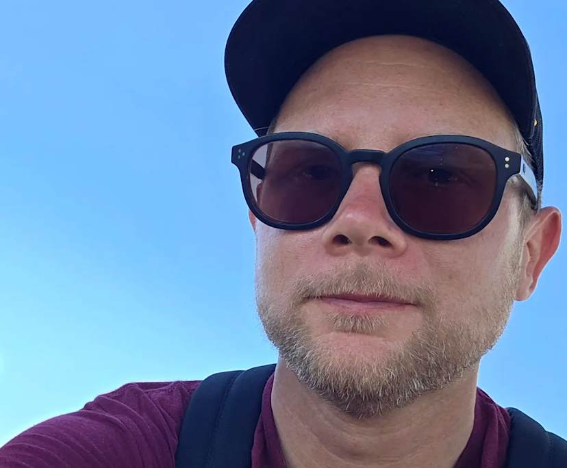 Tim (46), $300, Have pets, Non-smoker, and Have children