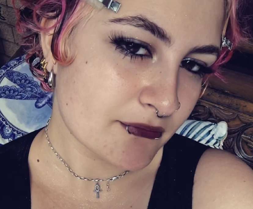 Scarlett Brassington (18), $280, LGBTQIA+, Non-smoker, Have pets, and No children