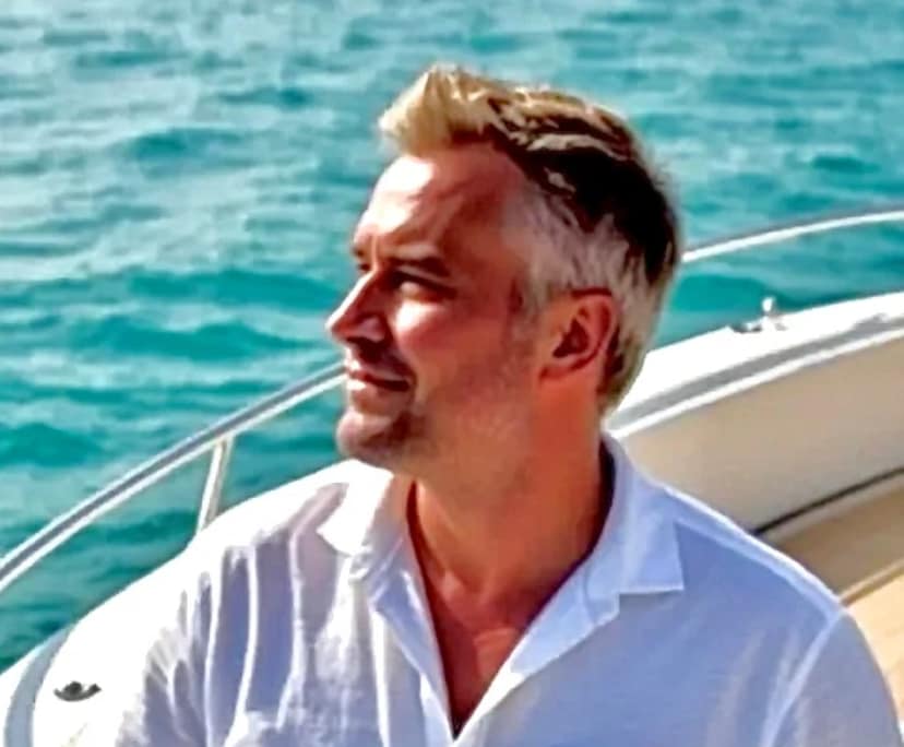 Daniel (49), $320, No pets, Non-smoker, and No children