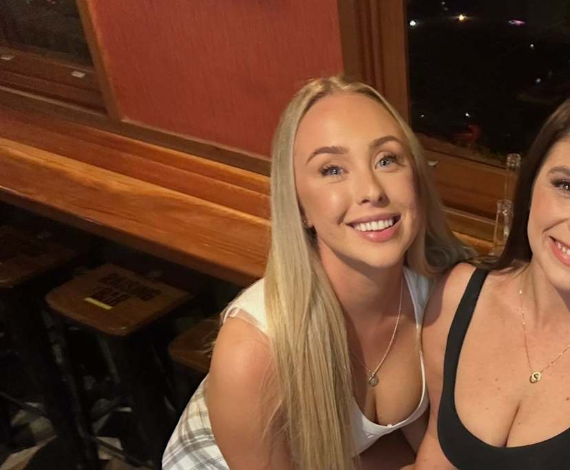 Stella (26), $400, Non-smoker, Have pets, and No children