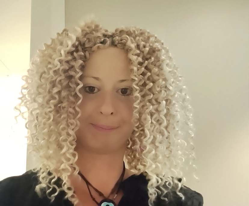 Sara (42), $300, LGBTQIA+, Have pets, Smoker, and No children