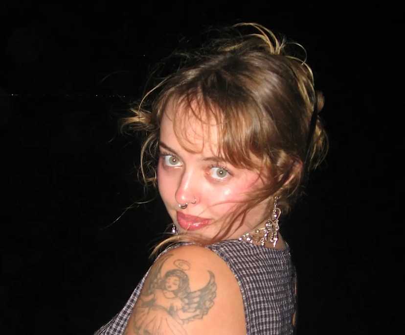 Lily (26), $300, LGBTQIA+, Non-smoker, No pets, and No children